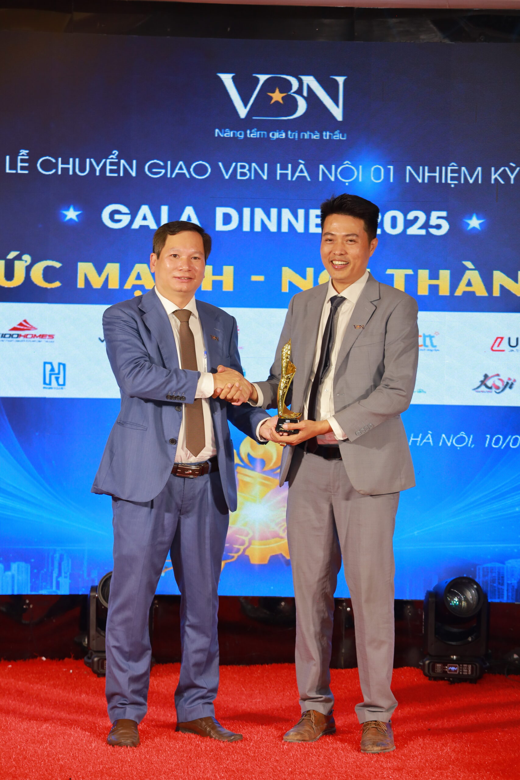 Tân chủ tịch VBN HN01 nhiệm kỳ 7 tặng cúp tri ân chủ tịch VBN HN01 nhiệm kỳ 6 