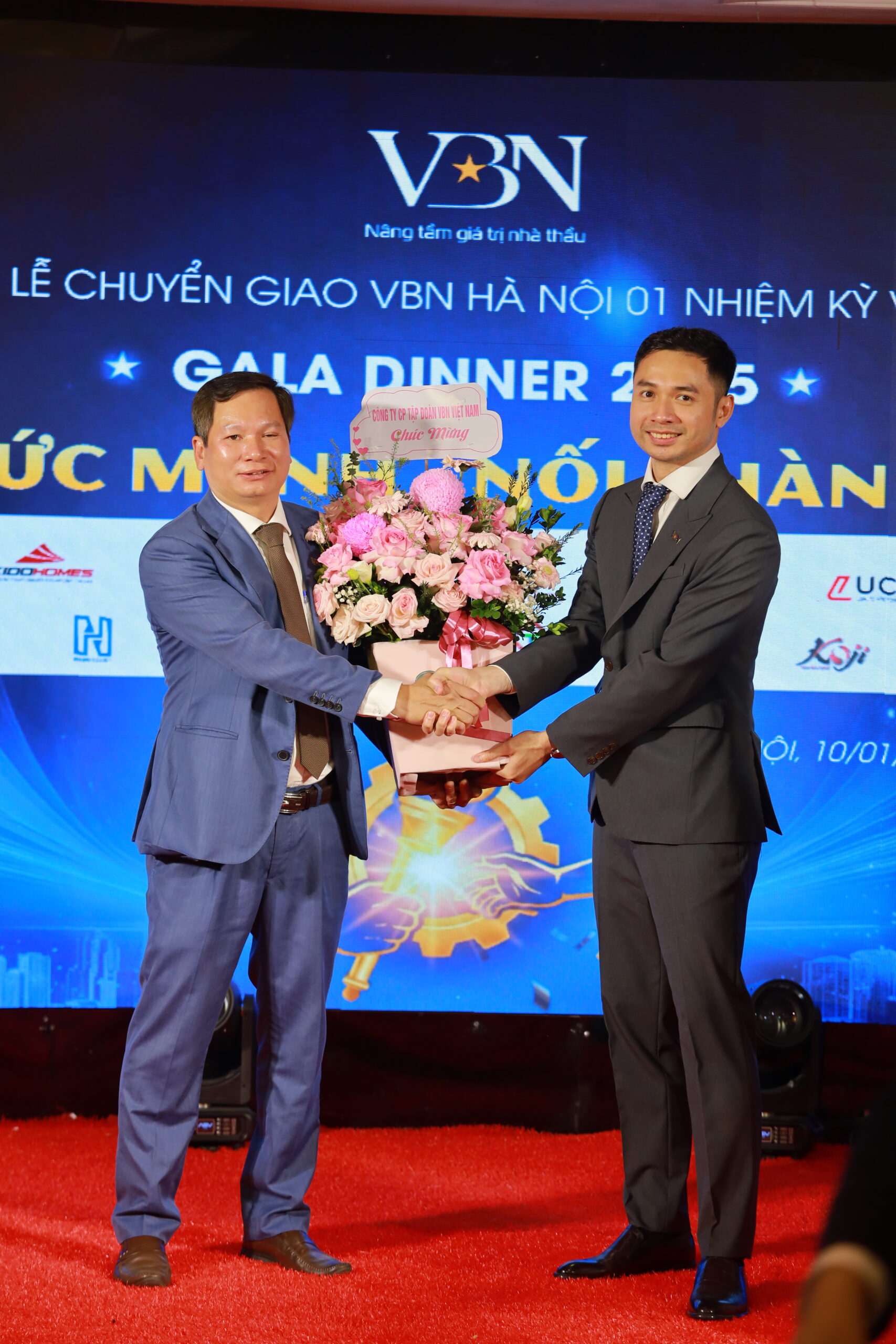 Tổng giám đốc công ty CP tập đoàn VBN trao hoa chúc mừng Tân chủ tịch VBN HN01 nhiệm kỳ 7 Nguyễn Ngọc Kỳ